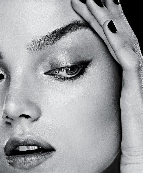 Hydroquinone, the Lash Antioxidant